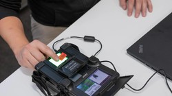 Matthias Marx, nhà nghiên cứu bảo mật tại CCC, sử dụng SEEK II để quét dấu vân tay ở Hamburg, Đức, ngày 21/12 /2022. Ảnh Andreas Meichsner /The New York Times