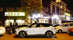 Một robotaxi của Baidu chạy trên một con phố ở Vũ Hán. Ảnh ChinaDaily