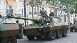 Xe tăng hạng nhẹ bánh lốp AMX-10 RC. Ảnh Euromaidan Press.