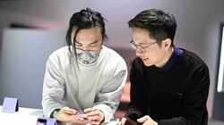 Người tiêu dùng kiểm tra điện thoại thông minh có thể gập lại của Oppo Find N2 Flip ở Thâm Quyến, tỉnh Quảng Đông tháng 12. Ảnh China Daily.