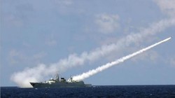 Từ ngày 5 - 11/7/2016, 3 hạm đội lớn Hải quân Trung Quốc tổ chức tập trận bất hợp pháp ở vùng biển phía đông đảo Hải Nam và vùng biển quần đảo Hoàng Sa của Việt Nam. Trong hình là tàu khu trục Quảng Châu, Hạm đội Nam Hải bắn tên lửa phòng không. Ảnh: Sina