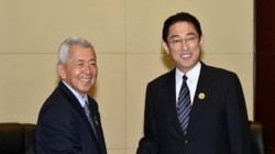 Bộ trưởng Ngoại giao Philippines Perfecto Yasay và Ngoại trưởng Nhật Bản Fumio Kishida.