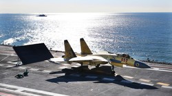 Máy bay chiến đấu J-15 Trung Quốc tập cất hạ cánh trên tàu sân bay Liêu Ninh (Ảnh tư liệu)