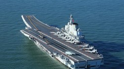 Tàu sân bay Liêu Ninh chở 6 máy bay chiến đấu J-15, 1 máy bay trực thăng Z-8, 1 máy bay trực thăng cứu viện Z-9. Ảnh: Thời báo Hoàn Cầu, Trung Quốc.