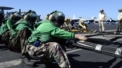 Binh Sỹ trên tàu sân bay Hải quân Mỹ. Ảnh: nationalinterest