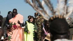 Ngày 8/10/2016, Bộ trưởng Quốc phòng Nhật Bản Tomomi Inada thị sát đơn vị của Lực lượng Phòng vệ Mặt đất ở South Sudan. Ảnh: Cankao