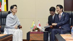 Tháng 9/2016, tại Vientaine, Lào, bà Aung san Suu kyi có cuộc hội đàm với Thủ tướng Nhật Bản Shinzo Abe. Ảnh: The Japan Times