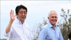 Thủ tướng Shinzo Abe thăm Australia. Ảnh: KTBS