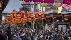 Người Trung Quốc trên đường phố (ảnh tư liệu)