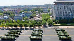 Tên lửa đạn đạo Đông Phong-15B và Đông Phong-16 Trung Quốc tại Lễ duyệt binh ngày 3 tháng 9 năm 2015 ở Bắc Kinh. Ảnh: Cankao