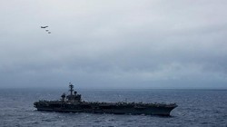 Tàu sân bay USS Carl Vinson Hải quân Mỹ đi vào vùng biển Philippines có sự hộ tống của máy bay ném bom chiến lược B-1B Lancer. Ảnh: Flickr