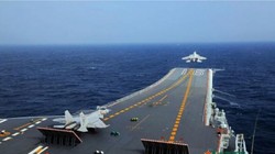 Máy bay chiến đấu J-15 Trung Quốc tập cất cánh trên tàu sân bay Liêu Ninh. Ảnh: Cankao