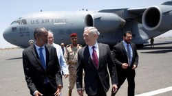 Bộ trưởng Quốc phòng Mỹ James Mattis và Bộ trưởng Quốc phòng Djibouti Ali Hasan Bahdon ở sân bay Djibouti-Ambouli ngày 23/4/2017. Ảnh: VOA