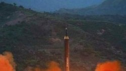 Triều Tiên phóng tên lửa đạn đạo tầm trung nhiên liệu lỏng Hwasong-12. Ảnh: Sina