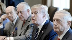 Tổng thống Mỹ Donald Trump và các quan chức cấp cao Nhà Trắng như Ngoại trưởng Rex Tillerson và Bộ trưởng Quốc phòng James Mattis. Ảnh: UPI