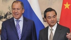 Bộ trưởng Ngoại giao Nga Sergei Lavrov và người đồng cấp Trung Quốc Vương Nghị. Ảnh: Sina