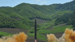 Ngày 4/7/2017, Triều Tiên phóng tên lửa đạn đạo xuyên lục địa Hwasong-14. Ảnh: KCNA.