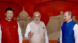 Nga có thể đứng ra đóng vai trò hòa giải trong đối đầu biên giới Trung - Ấn. Trong hình là Chủ tịch Trung Quốc Tập Cận Bình, Thủ tướng Ấn Độ Narendra Modi và Tổng thống Nga Vladimir Putin. Ảnh: Business Standard.