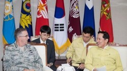 Bộ trưởng Quốc phòng Hàn Quốc Song Young-moo tiếp Tư lệnh Bộ tư lệnh Chiến lược Mỹ John Hyten. Ảnh: Yonhap.