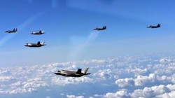 Máy bay chiến đấu tàng hình F-35B Mỹ và máy bay chiến đấu F-15K Hàn Quốc bay theo biên đội ở bán đảo Triều Tiên. Ảnh; Cankao.
