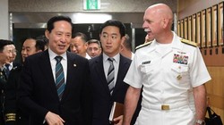 Tư lệnh Hạm đội Thái Bình Dương Scott Swift và Bộ trưởng Quốc phòng Hàn Quốc Song Young-moon (trái). Ảnh: The Investor.