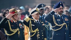 Tham mưu trưởng Lục quân Ấn Độ Bipin Rawat (trái). Ảnh: AFP.