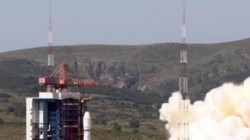 Trung Quốc phóng vệ tinh. Ảnh: Sina.