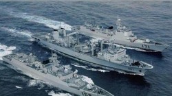 Tàu tiếp tế Vi Sơn Hồ số hiệu 887 Type 903 đang tiến hành tiếp tế cho 2 tàu khu trục của Hạm đội Nam Hải, hải quân Trung Quốc. Ảnh: Sina.