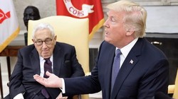 Cựu Ngoại trưởng ỹ Henry Kissinger và Tổng thống Mỹ Donald Trump. Ảnh: Business Insider.