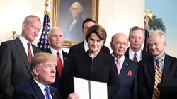 Chính quyền Tổng thống Mỹ Donald Trump ngày càng có tính "diều hâu" hơn. Ảnh: Aboluowang.