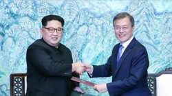 Nhà lãnh đạo Triều Tiên và Hàn Quốc ký kết Tuyên bố Panmunjom. Ảnh: Sina.