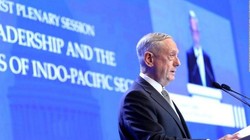 Tại Đối thoại Shangri-La 2018, Bộ trưởng Quốc phòng Mỹ James Mattis lên án các hành động quân sự hóa của Trung Quốc ở Biển Đông. Ảnh: CNN.