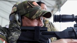 Tổng thống Philippines thử súng ngắm của Trung Quốc. Ảnh: Sina.