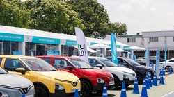 Tài xế TP.HCM đổ về “Ngày hội xanh”, cọc xe điện VinFast liên tục “nổ”