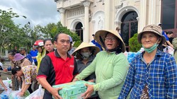 48 tấn sữa và nước uống của Vinamilk đến rốn lũ miền Trung và Tây Nguyên