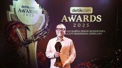 Ông Kariyanto Hardjosoemarto, CEO VinFast Indonesia, đại diện VinFast nhận giải tại detikcom Awards 2025