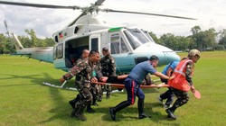 Binh lính đang cáng một nhân viên an ninh bị thương trong vụ đánh bom ở thành phố Marawi.