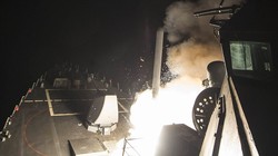 Khu trục hạm Mỹ phóng tên lửa Tomahawk tấn công căn cứ không quân Syria hồi đầu tháng 4/2017
