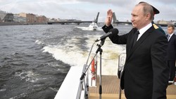 Tổng thống Putin trong lễ diễu binh hải quân Nga