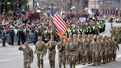 Binh sĩ NATO diễu binh tại Ukraine