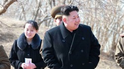 Cô Kim Yo jong trong một chuyến công tác cùng ông Kim Jong un