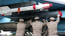 Binh sĩ Nga lắp vũ khí lên máy bay chuẩn bị xuất kích tại chiến tường Syria