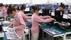 Nữ công nhân Việt Nam trong nhà máy sản xuất của Samsung