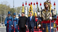 Chủ tịch Triều Tiên Kim Jong Un và Tổng thống Hàn Quốc Moon Jae-in trong sự kiện lịch sử hôm 27/4