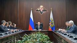 Tổng thống Nga Vladimir Putin họp với các tướng lĩnh quân đội