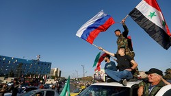 Người dân ăn mừng chiến thắng của quân đội Syria