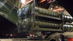 Nga công bố hình ảnh bốc dỡ tổ hợp tên lửa S-300 chuyển giao cho đồng minh Syria
