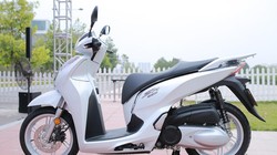 8 tháng sau khi xuất hiện tại triển lãm Vietnam Motorcycle Show 2016, mẫu scooter cao cấp Honda SH 300i ABS nhập khẩu từ Italy đã được bán chính hãng ở Việt Nam.