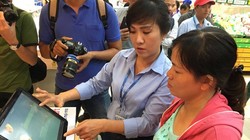 Nhân viên Co.opmart Foodcosa Quang Trung (Gò Vấp) hướng dẫn khách hàng cách kiểm tra nguồn gốc thịt heo bằng máy soi đặt tại siêu thị