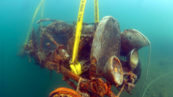 Chính quyền Thụy Sĩ đẩy chiếc Bugatti xuống hồ vì chủ sở hữu không đủ tiền đóng thuế nhập khẩu. Ảnh: Thevintagenews.